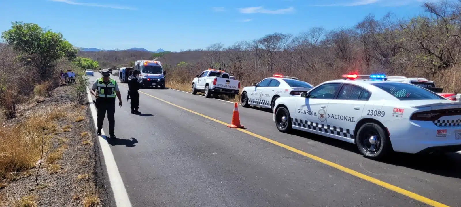 Camioneta chocada y otra volcada con los neumáticos hacia un lado tras un accidente por la carretera libre Mazatlán-Culiacán