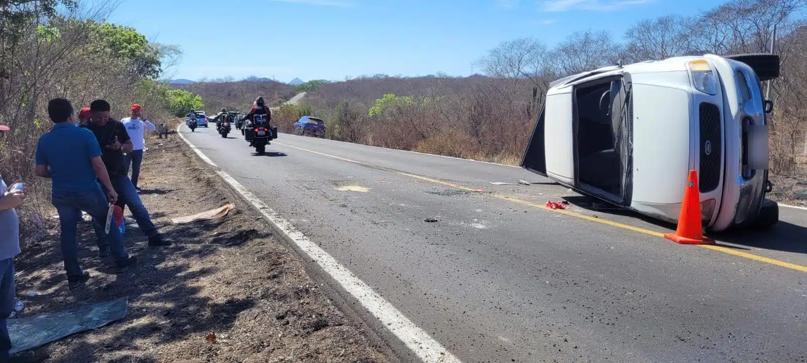 Camioneta chocada y volcada con los neumáticos hacia un lado tras un accidente por la carretera libre Mazatlán-Culiacán