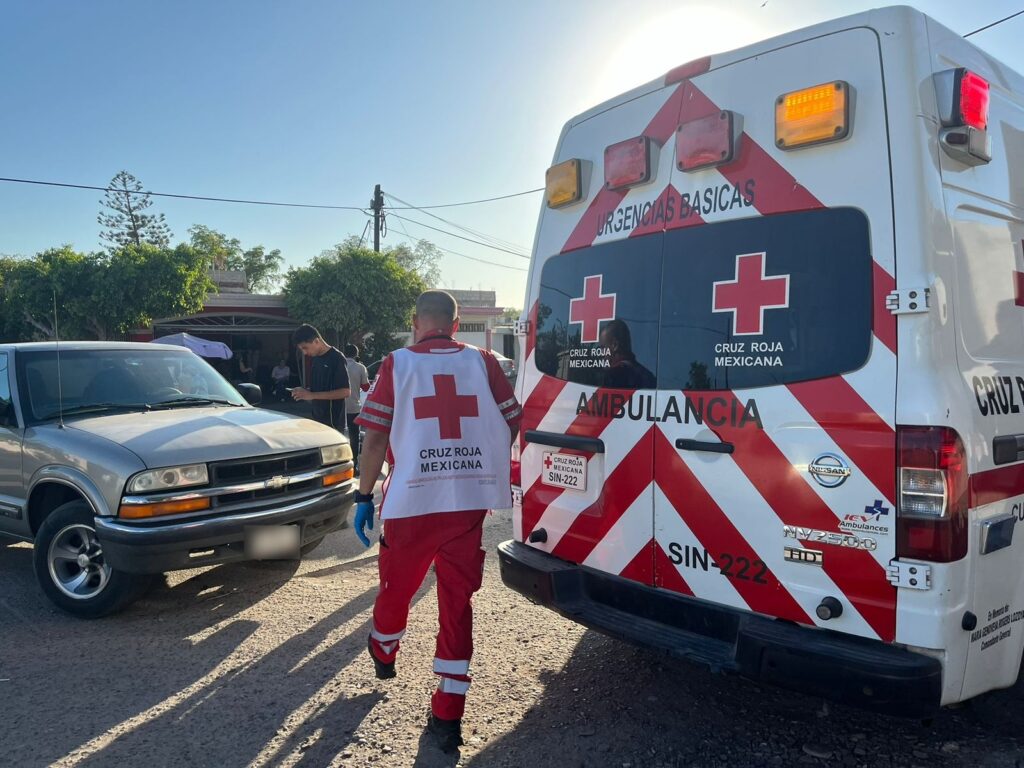 Camioneta, ambulancia y un elemento de la Cruz Roja en el lugar donde un joven motociclista chocó en Culiacán
