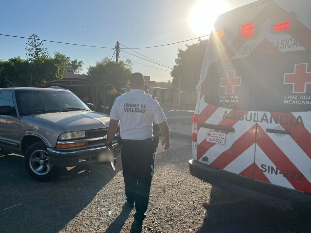 Camioneta, ambulancia de la Cruz Roja y un elemento de Tránsito Municipal en el lugar donde un joven motociclista chocó en Culiacán