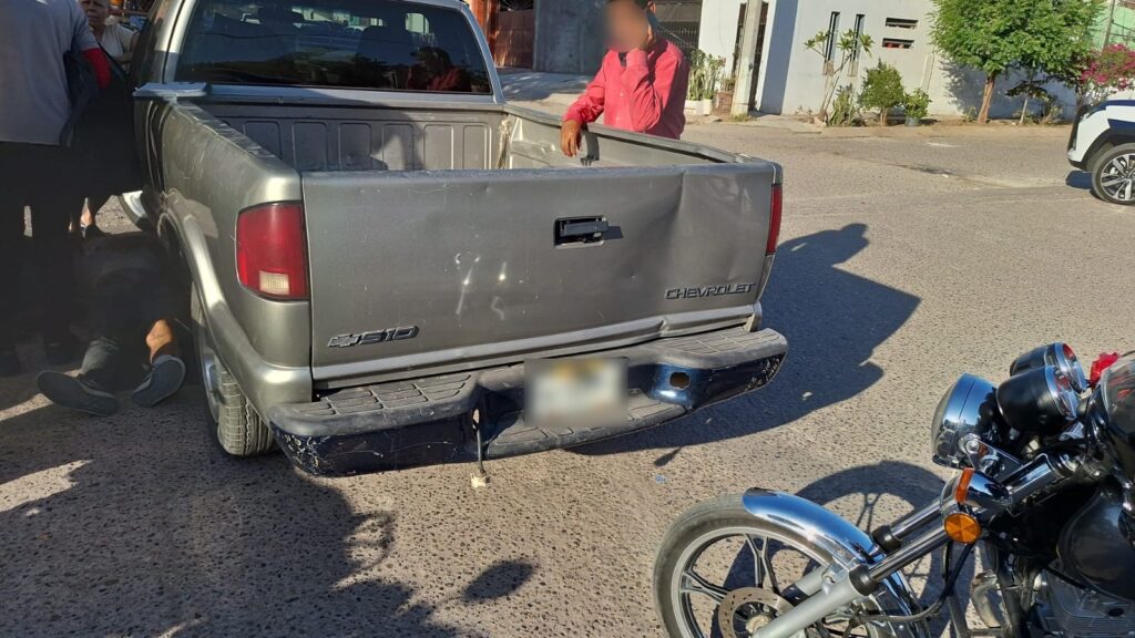 Camioneta y motocicleta en el lugar donde un joven chocó en Culiacán