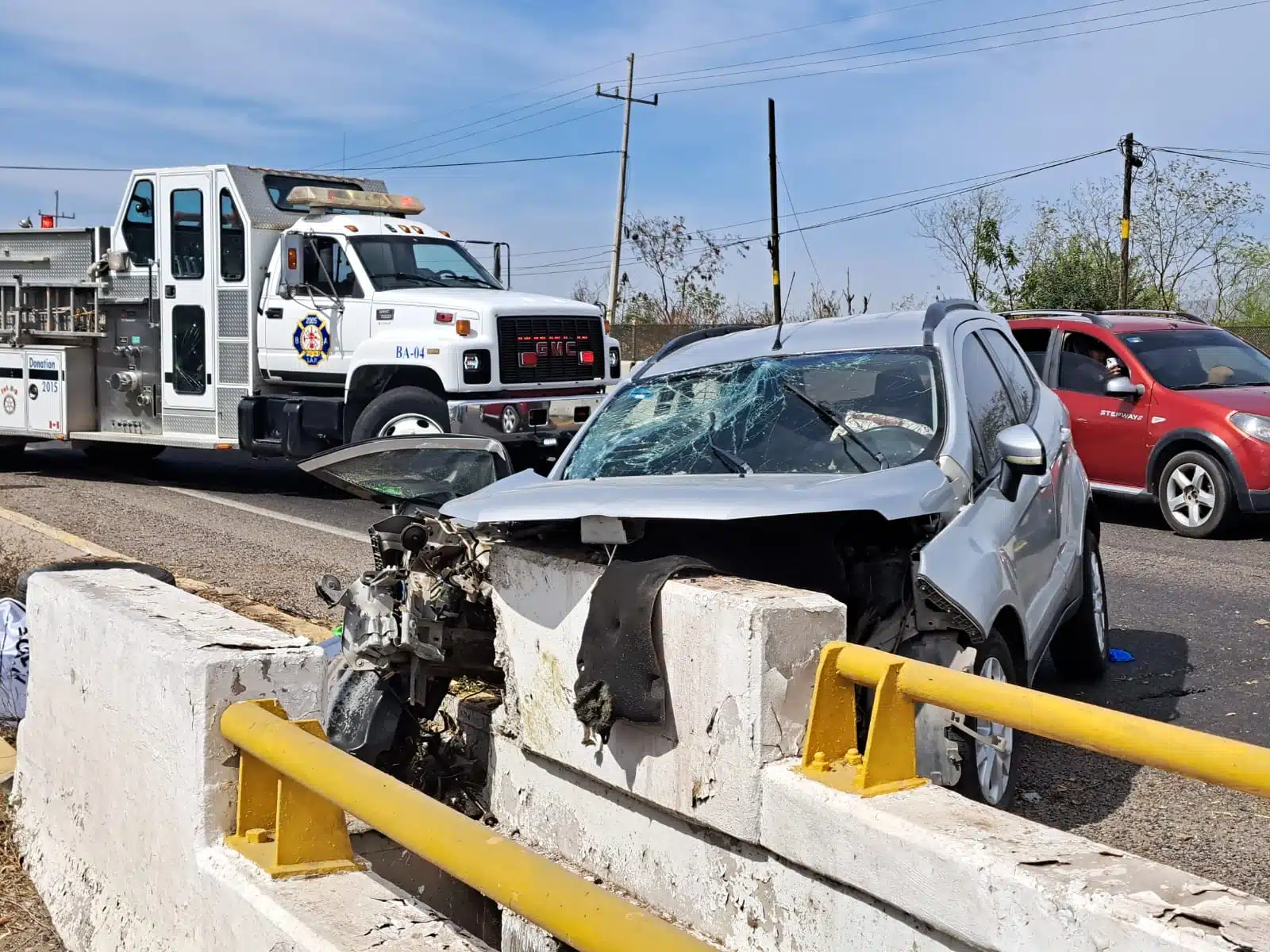 Camioneta destrozada del frente tras un accidente tipo choque contra el muro de contención en la carretera Culiacán-Eldorado