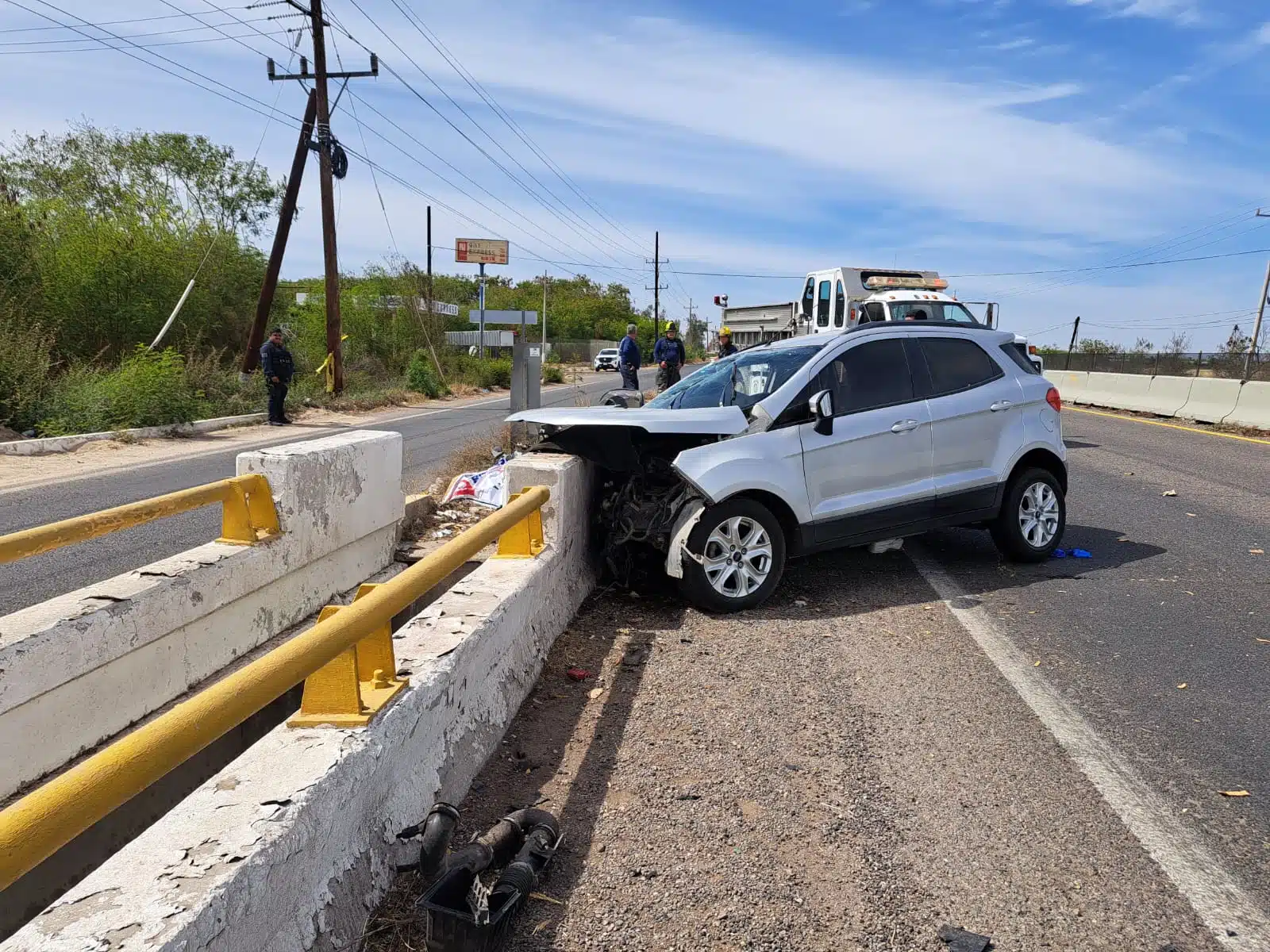 Camioneta destrozada del frente tras un accidente tipo choque contra el muro de contención en la carretera Culiacán-Eldorado