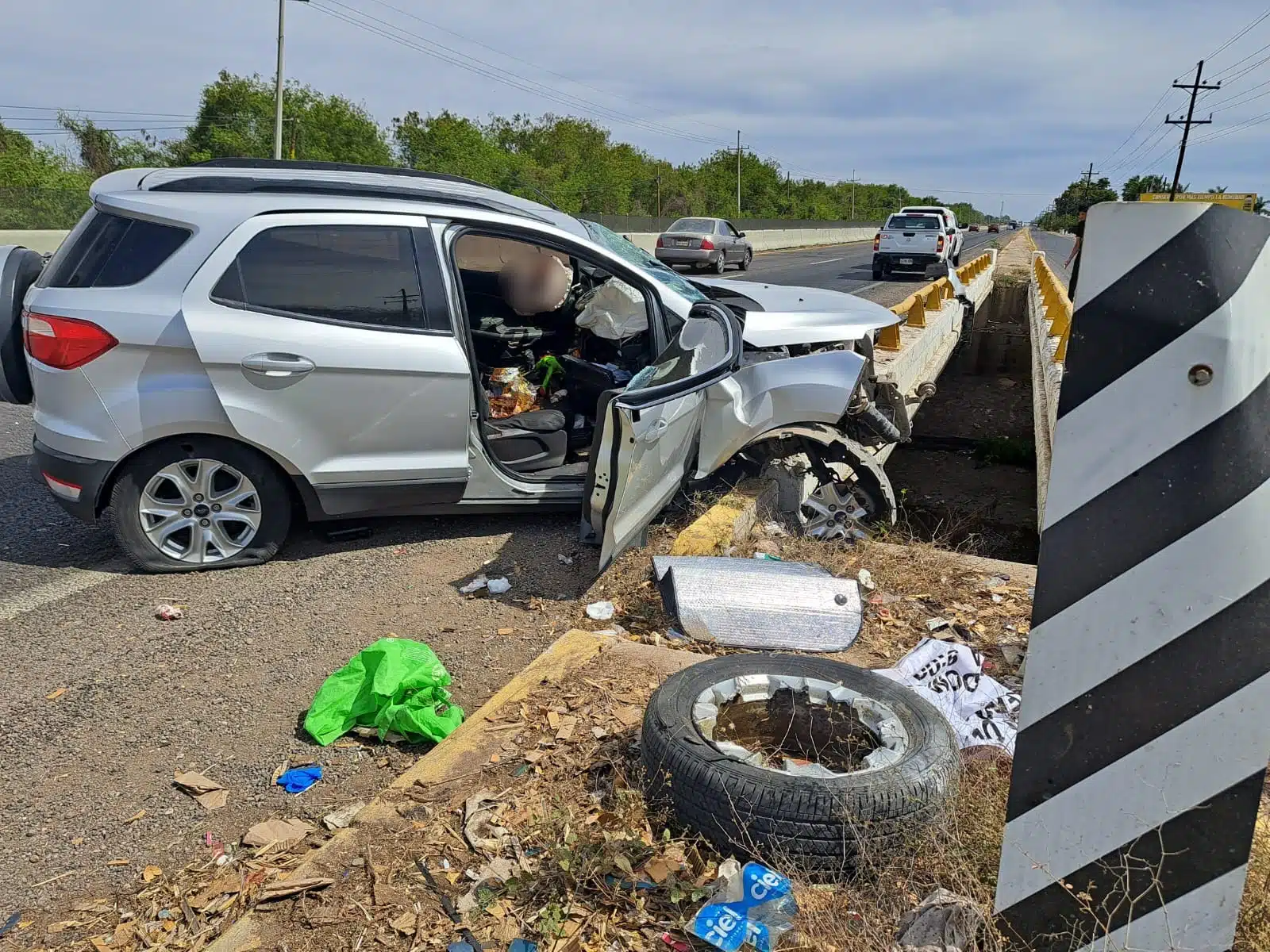 Camioneta destrozada del frente tras un accidente tipo choque contra el muro de contención en la carretera Culiacán-Eldorado