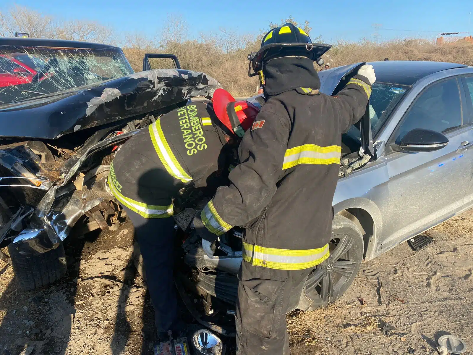 Dos carros chocados tras un accidente en Mazatlán