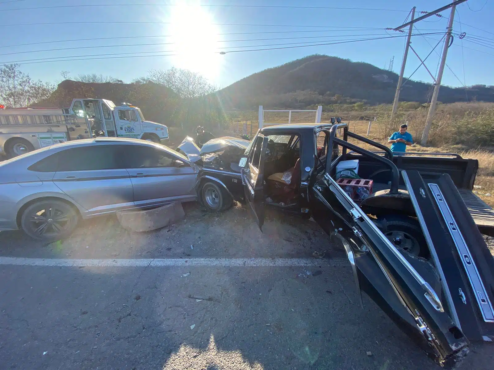 Dos carros chocados tras un accidente en Mazatlán