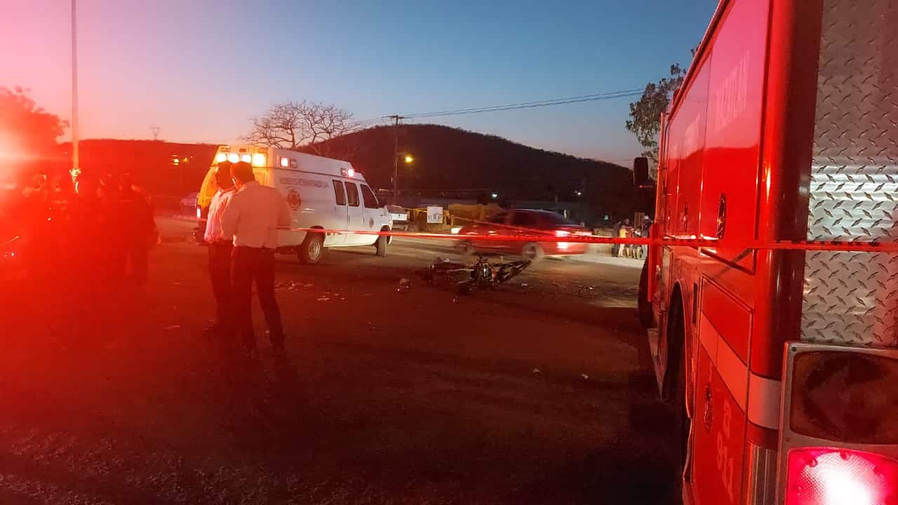 Lugar del accidente tipo choque en Mazatlán donde Eduardo quedó sin vida y Junior Fabián gravemente lesionado