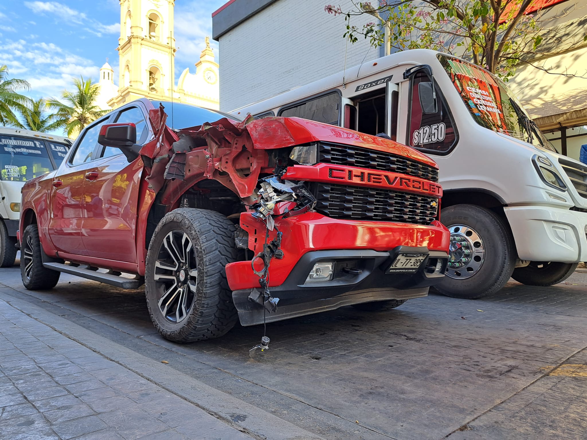 Camioneta y transporte chocados