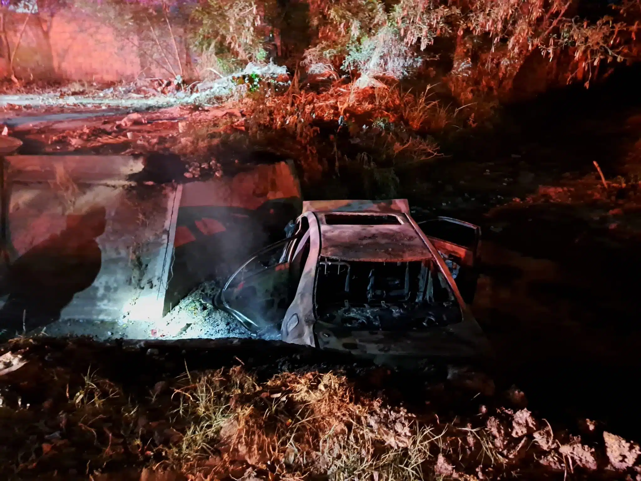 Vehículo incendiado al interior de un canal de desagüe en Culiacán