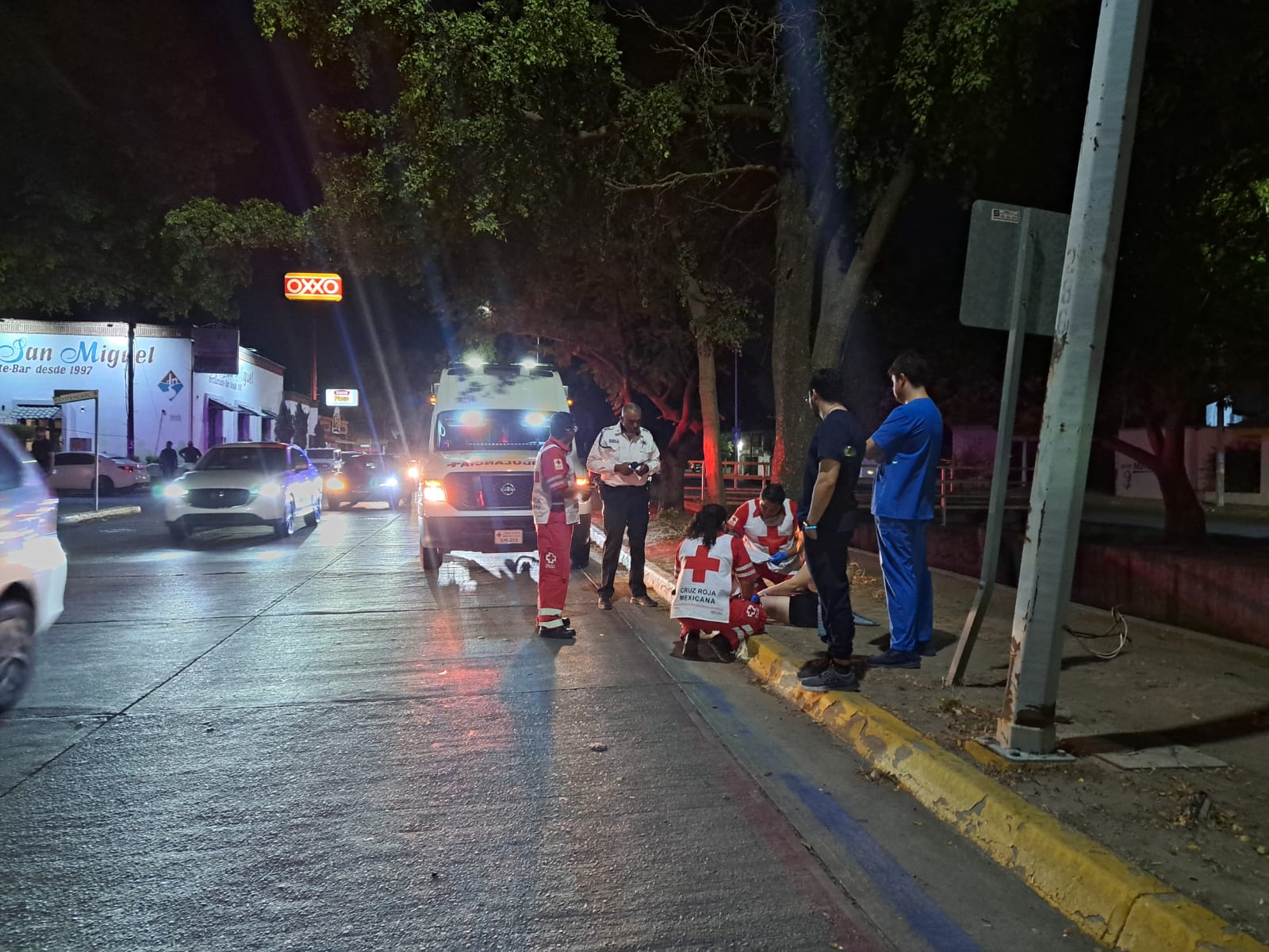 Personal de Cruz Roja auxiliando a la joven atropellada