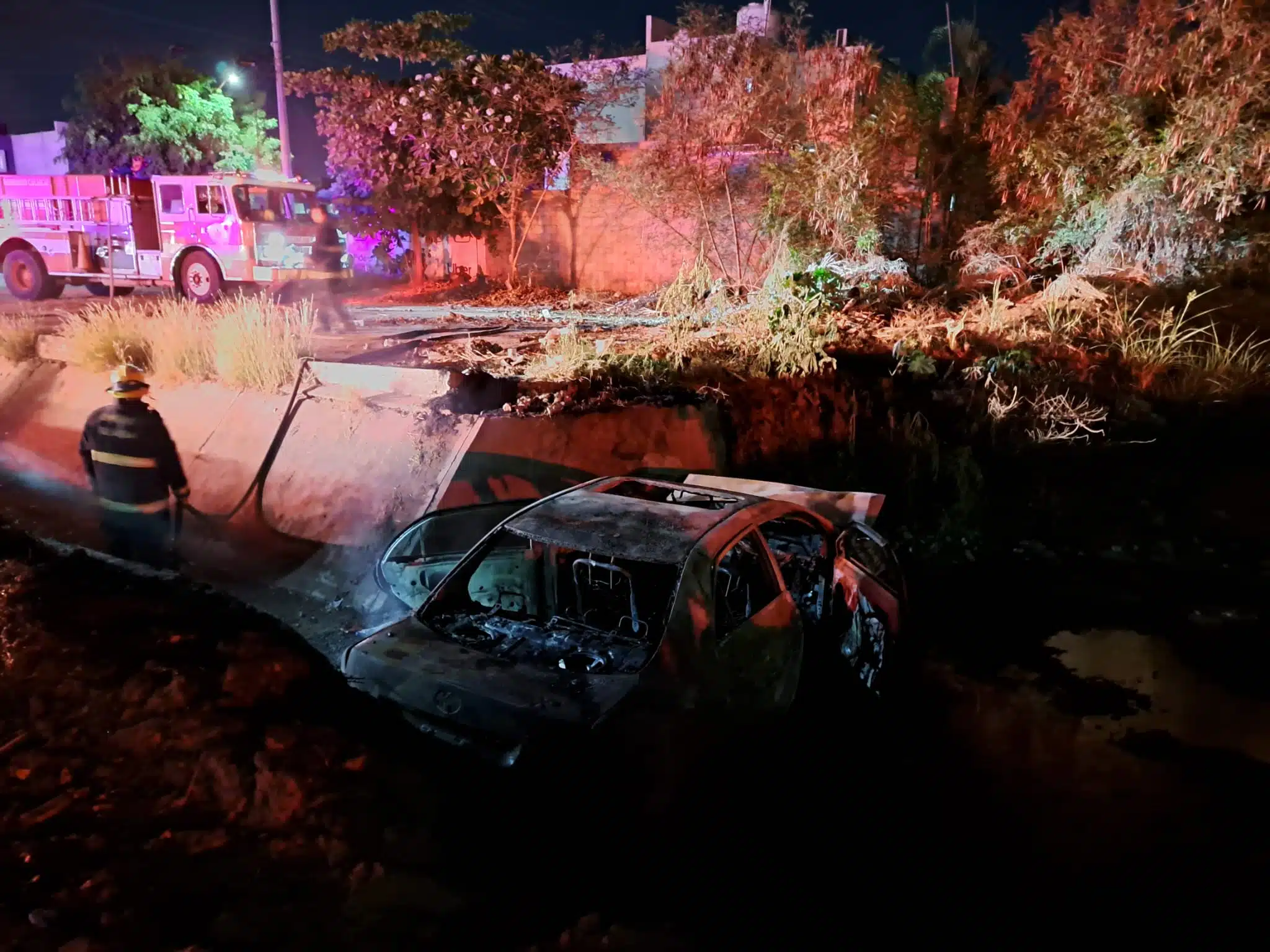 Vehículo incendiado al interior de un canal de desagüe en Culiacán