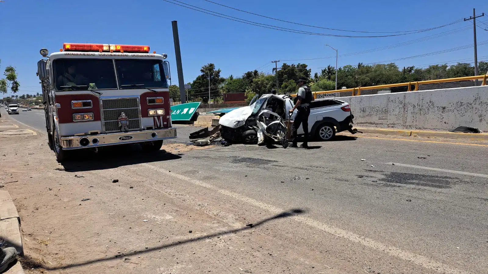 Camioneta destrozada de un lado tras un accidente tipo choque en la que viajaba Ángel y un camión de bomberos a un lado en Culiacán