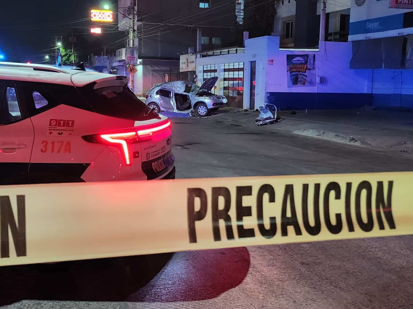 Patrulla y cinta de precaución