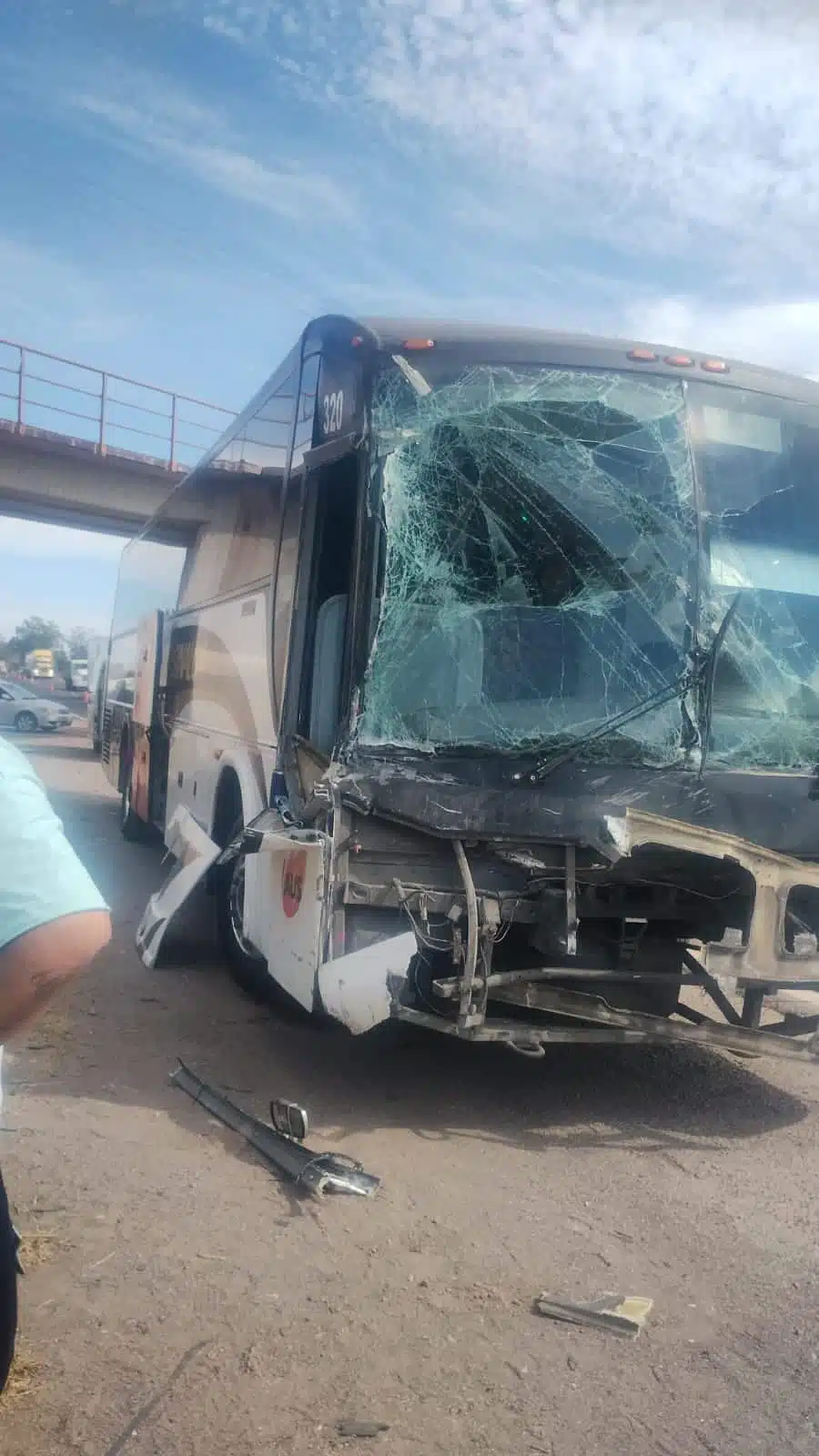 Camión chocado por un tráiler por la autopista Culiacán-Mazatlán