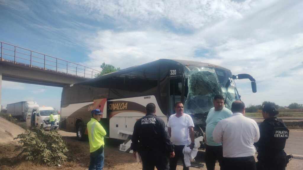 Camión chocado por un tráiler por la autopista Culiacán-Mazatlán