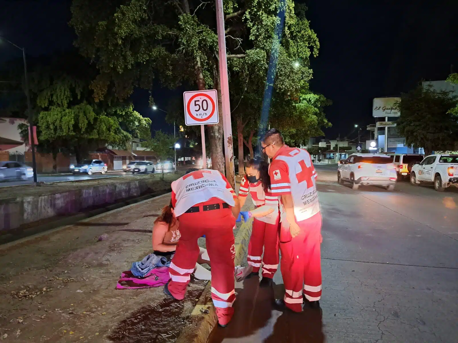 Personal de Cruz Roja auxiliando a la joven atropellada