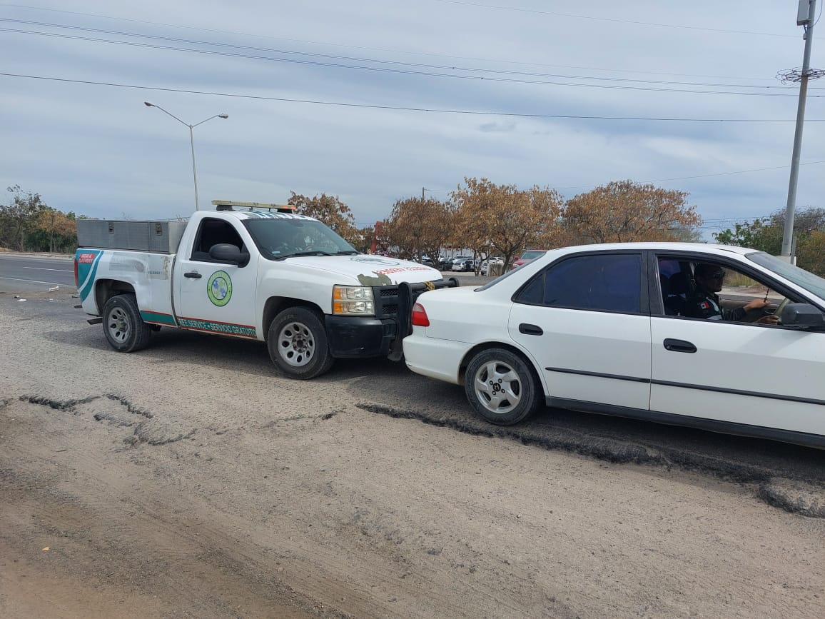 Carro que chocó contra un trailer en El Castillo, Mazatlán