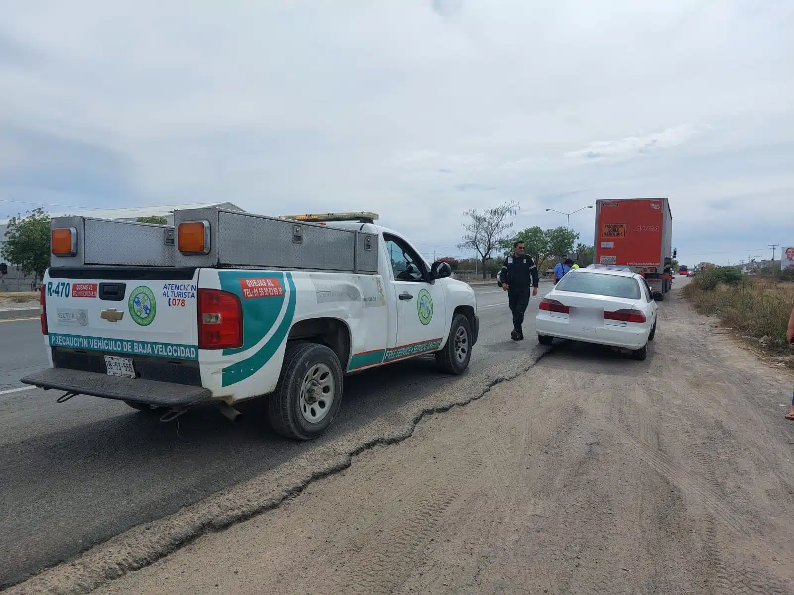 Carro que chocó contra un trailer en El Castillo, Mazatlán