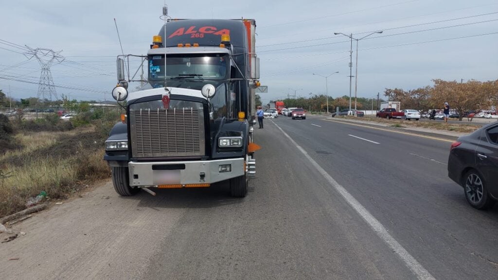 Trailer que chocó contra un carro en El Castillo, Mazatlán