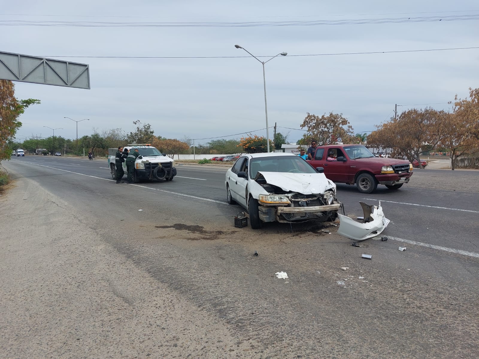 Carro chocado del frente tras un accidente en El Castillo, Mazatlán