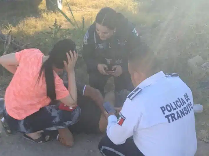 Jaime siendo auxiliado por los agentes de vialidad