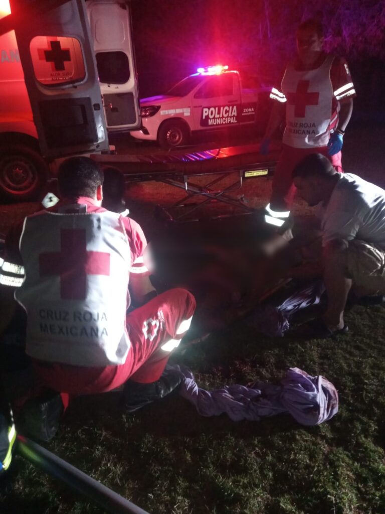 Paramédicos de Cruz Roja dandole los primeros auxilios a Sergio Alexander tras un accidente en Guasave