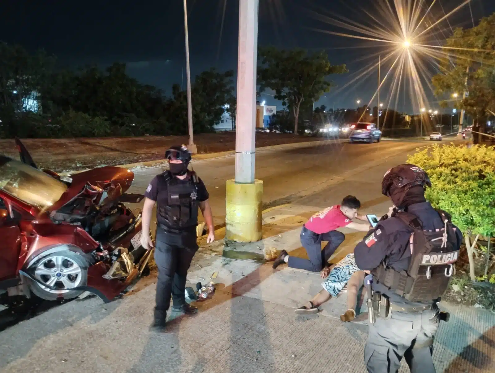 Personal de Bomberos Veteranos Mazatlán auxiliando a la joven mujer que resultó herida