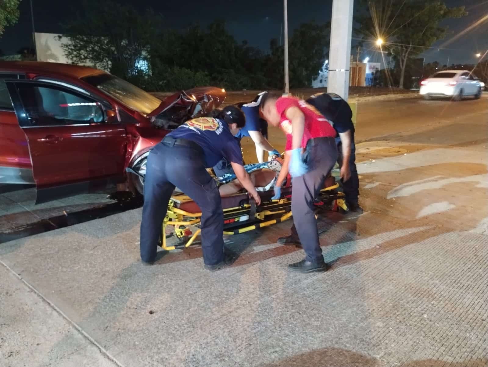 Personal de Bomberos Veteranos Mazatlán auxiliando a la joven mujer que resultó herida