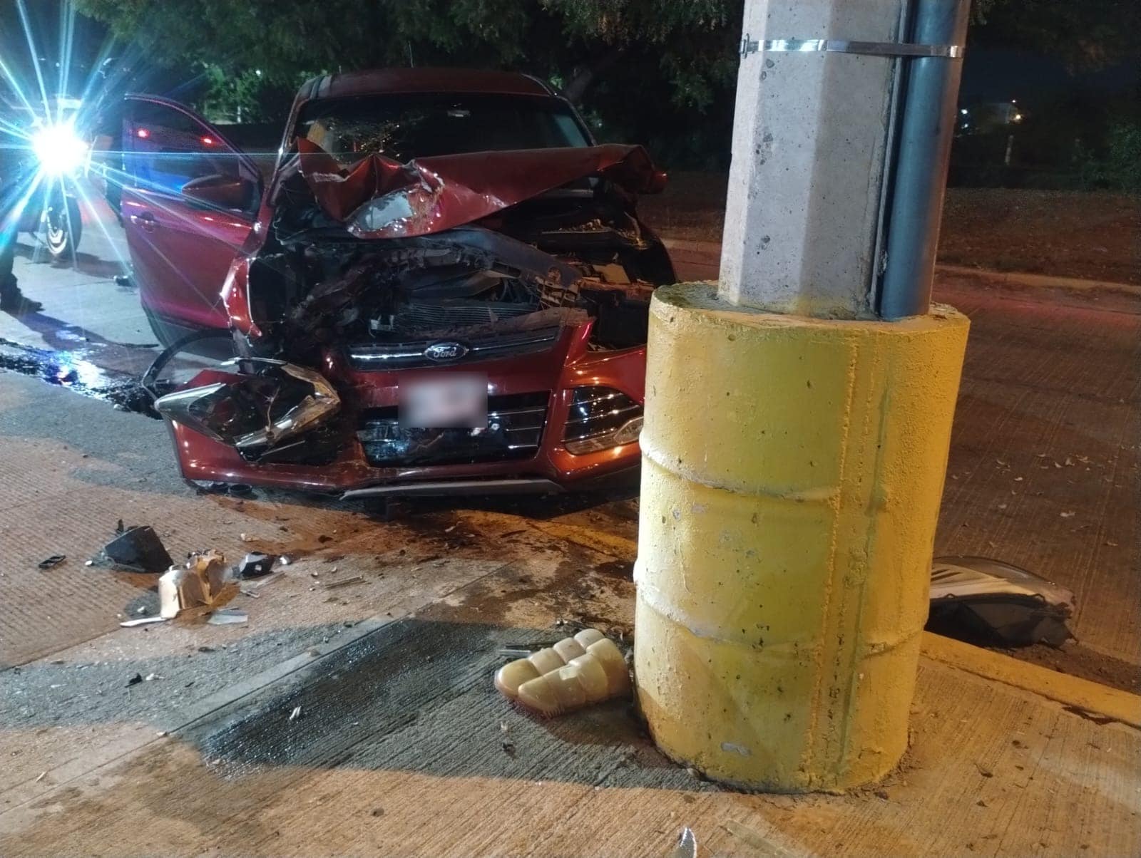 Vehículo con severos daños en la carrocería tras chocar con el poste de electricidad