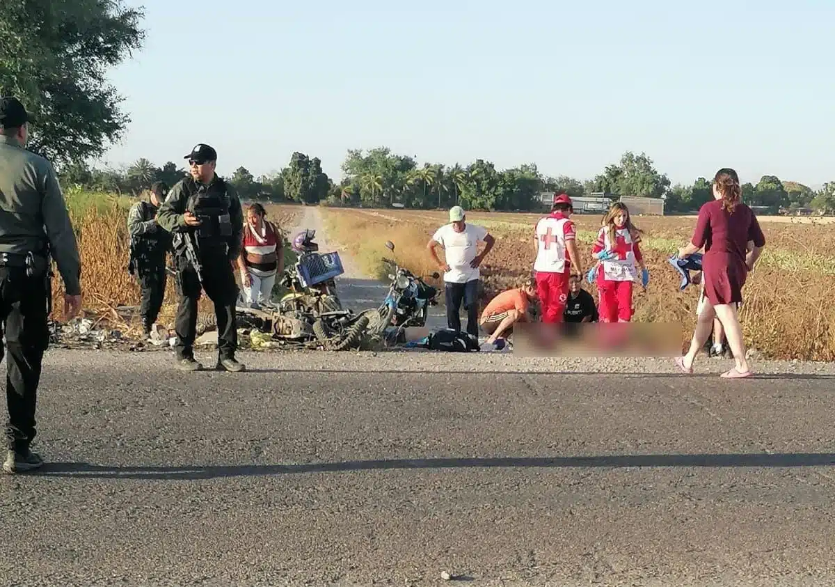 Motociclista siendo atendido por paramédicos de la Cruz Roja tras un accidente tipo salida de camino en El Fuerte