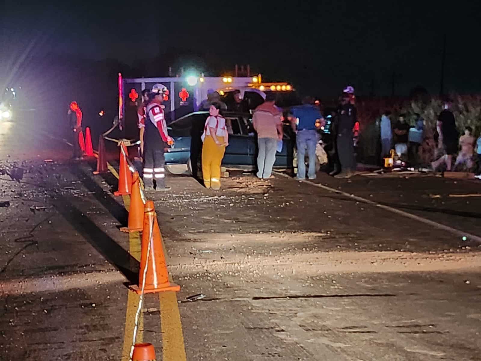 Elementos de la Cruz Roja, Policía Municipal de Tránsito y cinta amarilla delimitando el área del lugar donde Mario perdió la vida tras un accidente en Navolato