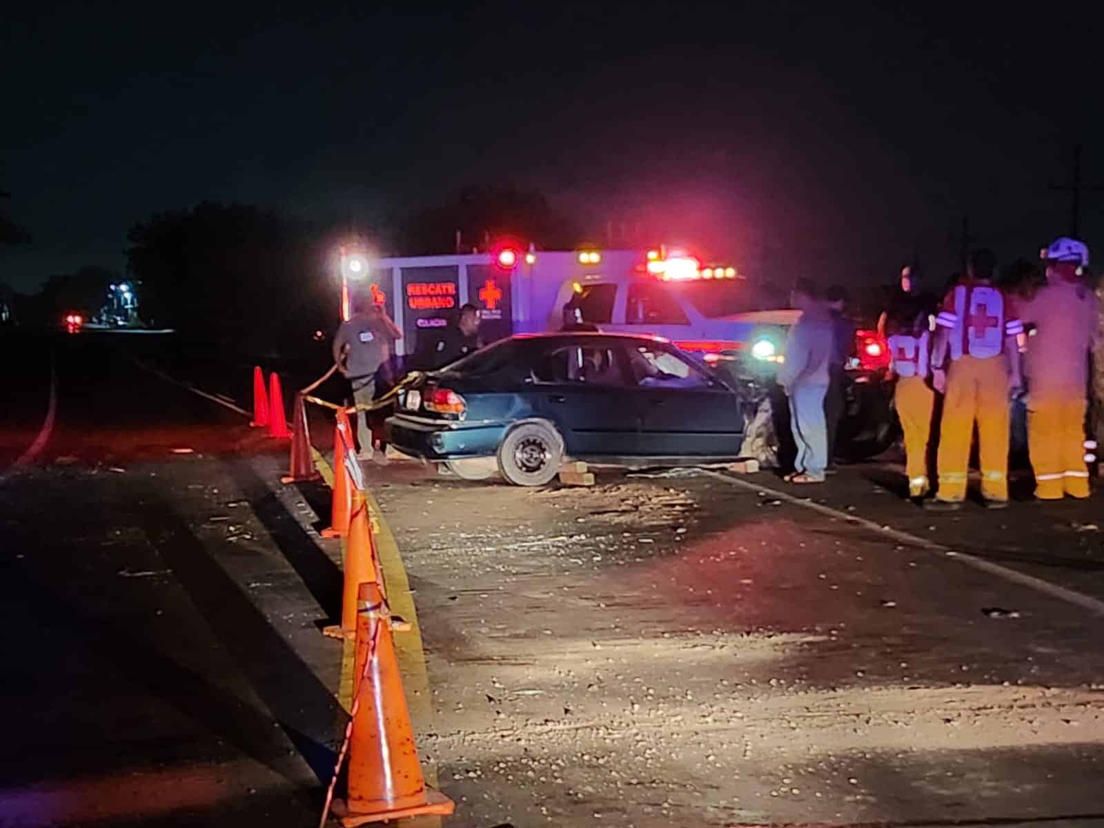 Elementos de la Cruz Roja, Policía Municipal de Tránsito y cinta amarilla delimitando el área del lugar donde Mario perdió la vida tras un accidente en Navolato