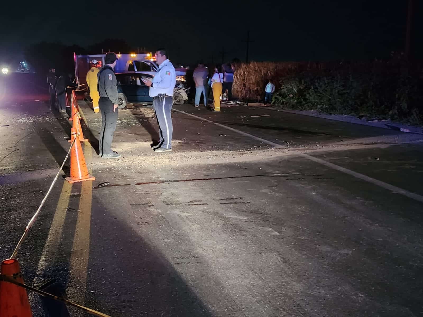Elementos de la Cruz Roja, Policía Municipal de Tránsito y cinta amarilla delimitando el área del lugar donde Mario perdió la vida tras un accidente en Navolato