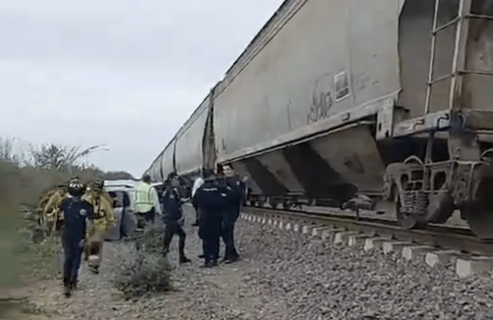 Accidente en las vías del tren en el cruce ferroviario de la avenida Paseo del Atlántico en Mazatlán