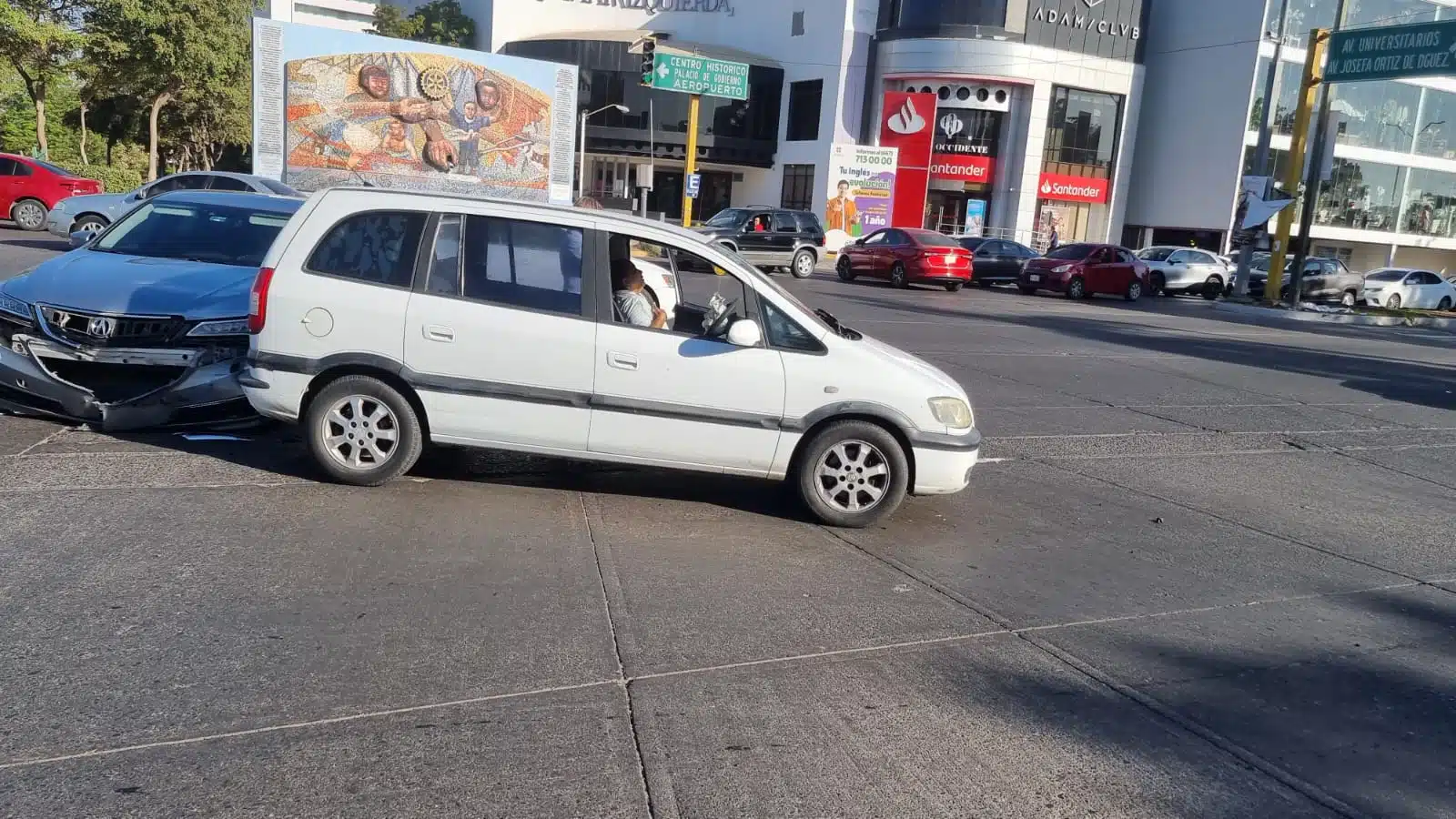 Carros Chocados y patrulla