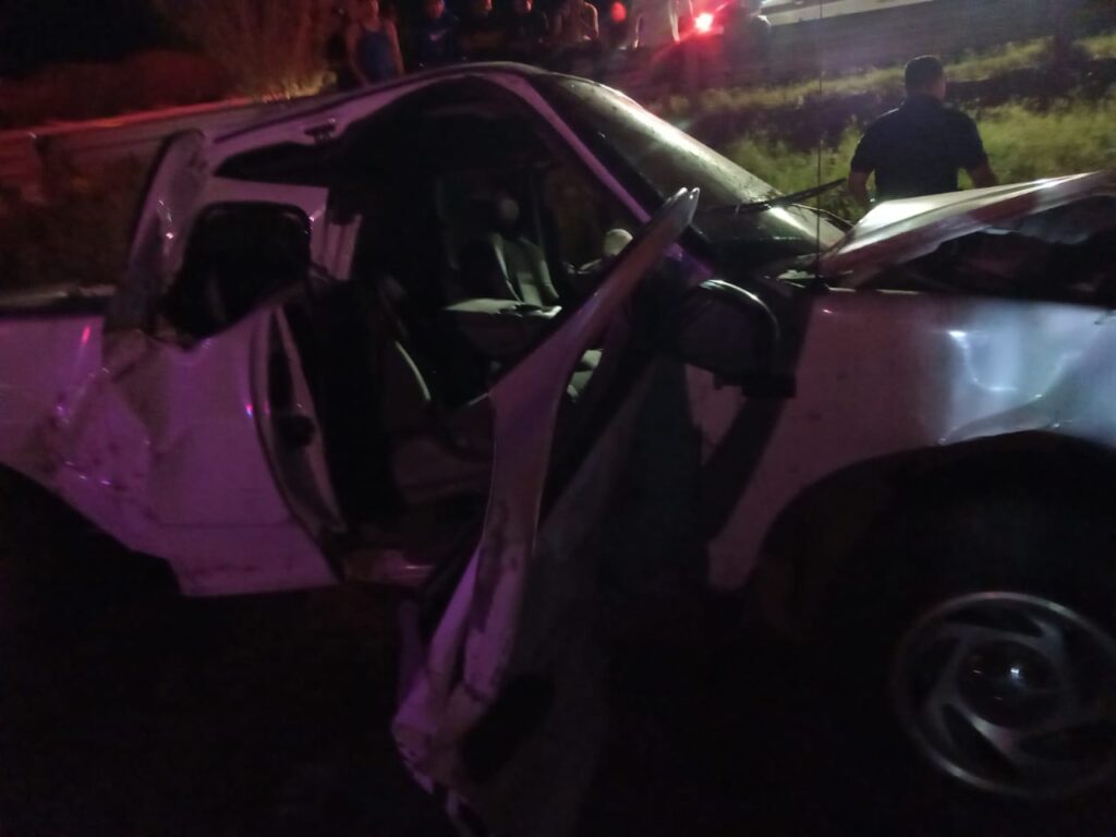 Camioneta chocada y destrozada del frente y los lados tras un accidente tipo volcadura en Ahome
