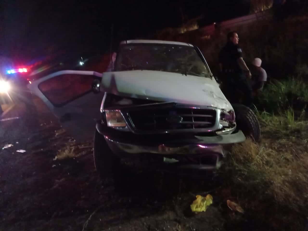 Camioneta chocada del frente tras un accidente tipo volcadura en Ahome