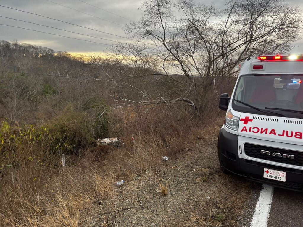 Carro volcado al fondo de un barranco tras un accidente, ambulancia y elementos de la Cruz Roja en el lugar por la carretera Mazatlán-Culiacán