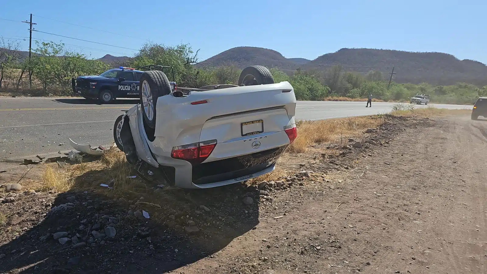 Carro volcado con los neumáticos hacia arriba, en el que viajaba una mujer que quedó herida, tras un accidente por la carretera Guamúchil-Mocorito