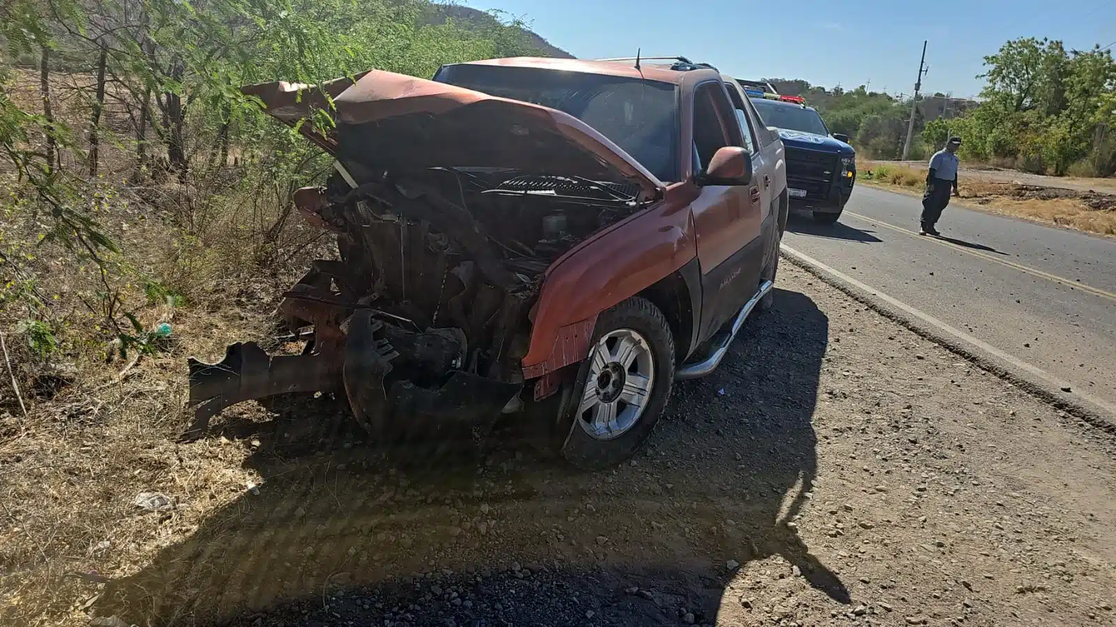 Camioneta destrozada del frente tras un accidente tipo choque por la carretera Guamúchil-Mocorito