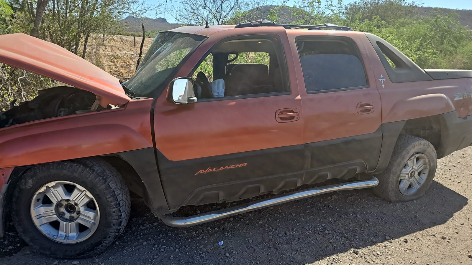 Camioneta destrozada del frente tras un accidente tipo choque por la carretera Guamúchil-Mocorito