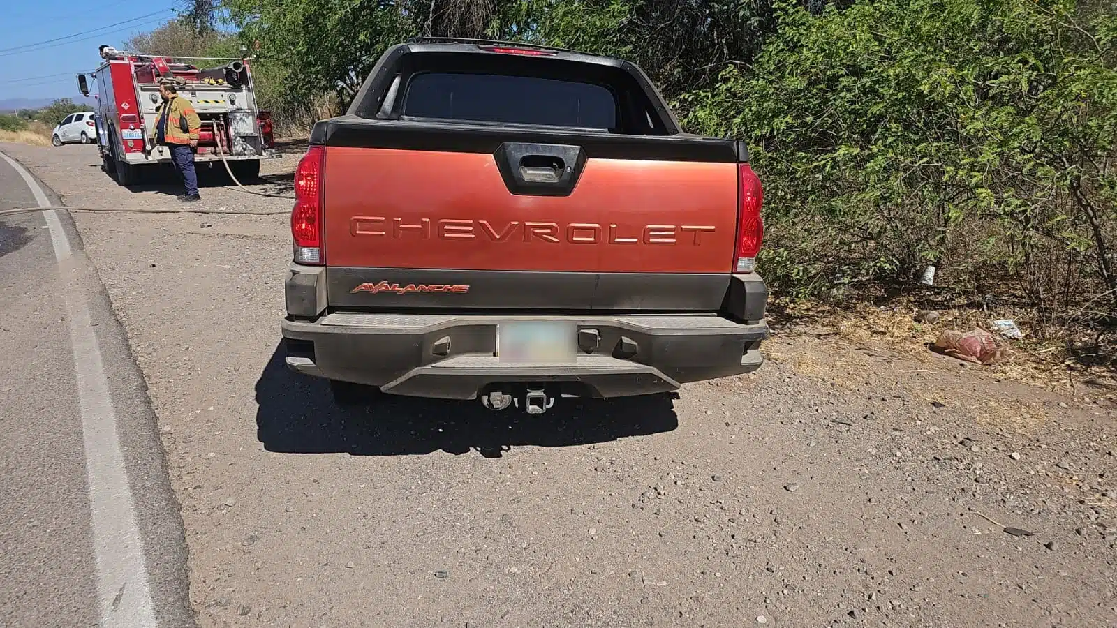 Camioneta destrozada del frente tras un accidente tipo choque por la carretera Guamúchil-Mocorito