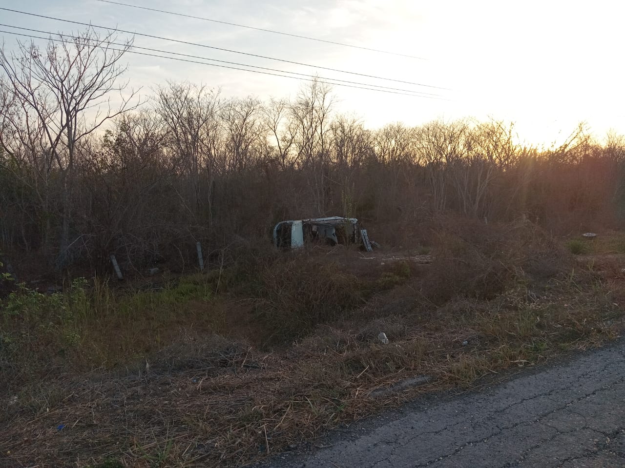 Carro volcado con los neumáticos hacia un lado tras un accidente tipo salida de camino en la autopista Mazatlán-Culiacán
