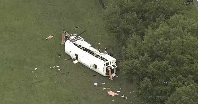 Detienen a conductor que chocó con autobús de trabajadores agrícolas en Florida