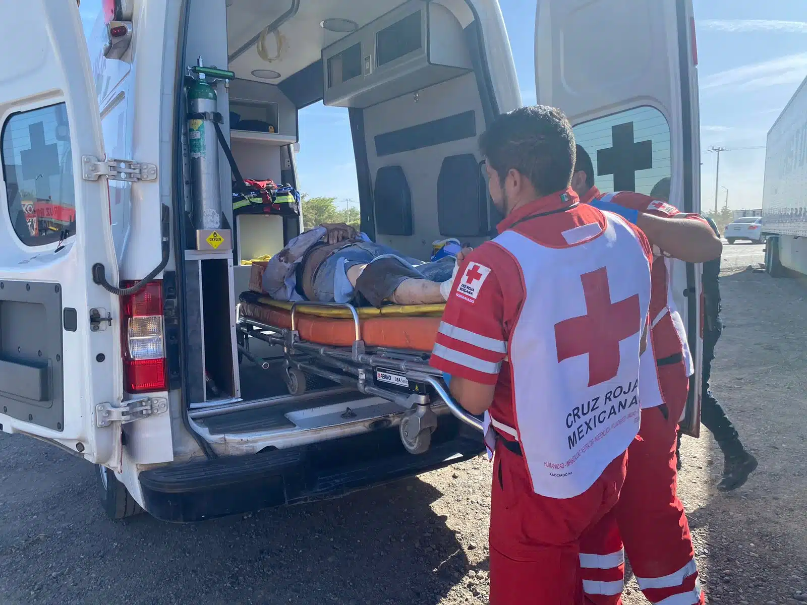 Paramédicos de Cruz Roja Mexicana brindaron los primeros auxilios al lesionado.