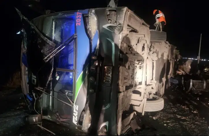 Accidente entre autobús y tren deja 4 muertos y 36 heridos en Perú
