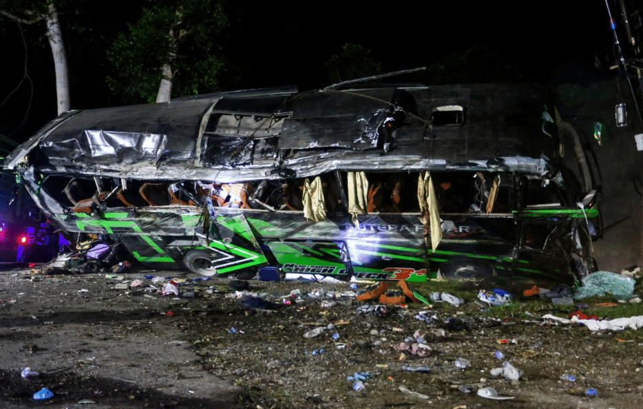 Autobús sin frenos se accidenta y deja 11 fallecidos en Indonesia