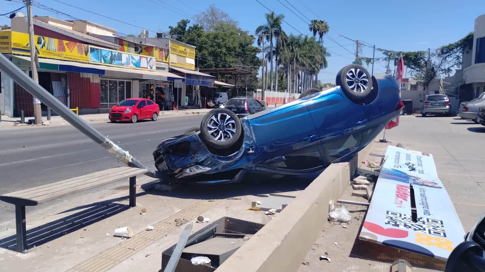 Carro con llantas arriba