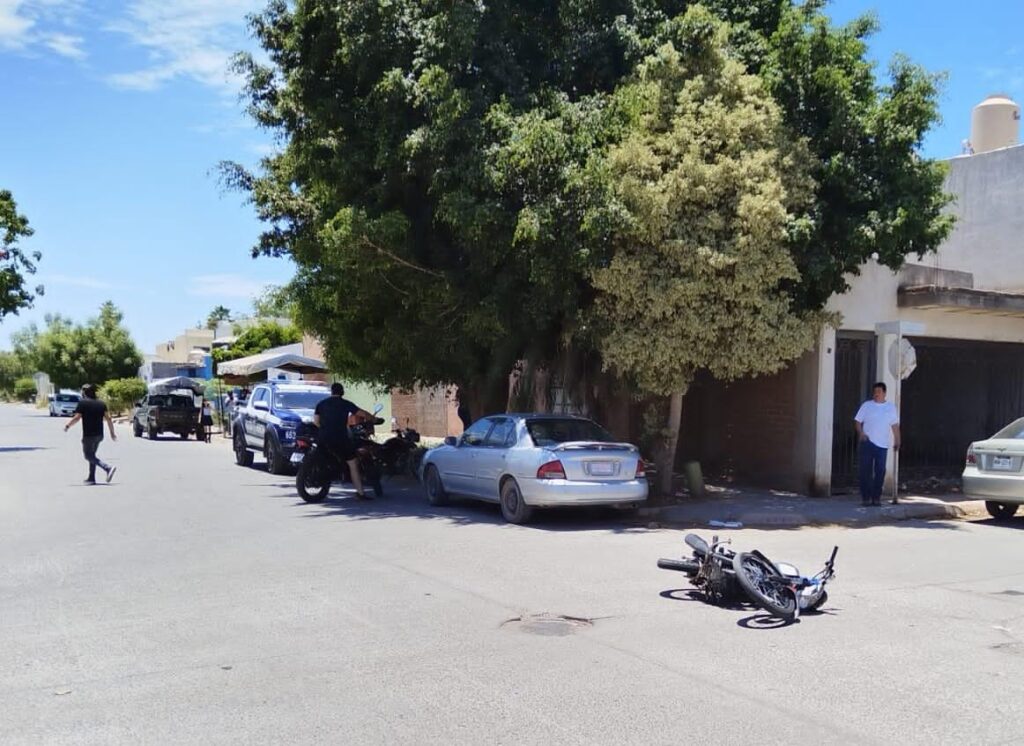 Motocicleta tirada en la calle tras accidente vial