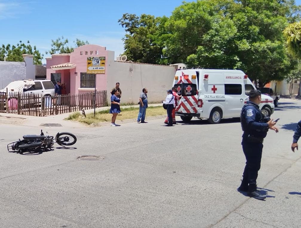 Ambulancia y autoridades en el lugar del accidente